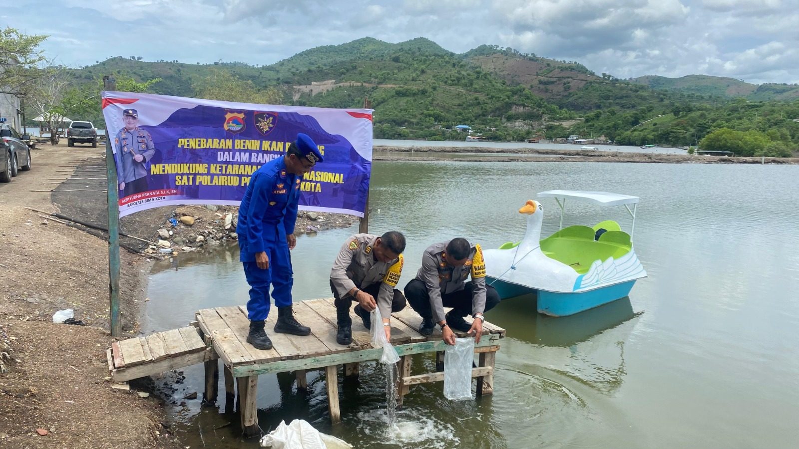 Sat PolAirud Polres Bima Kota Lepas 10 Ribu Benih  Bandeng