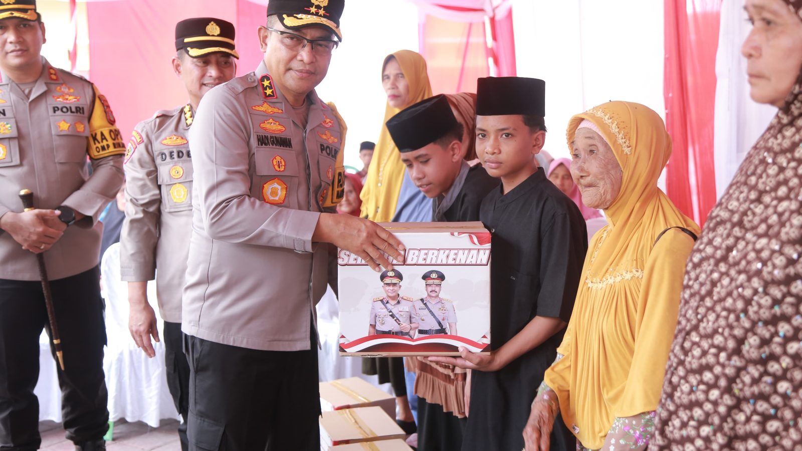 Kapolda NTB Serahkan Bantuan Sosial di Polres Sumbawa