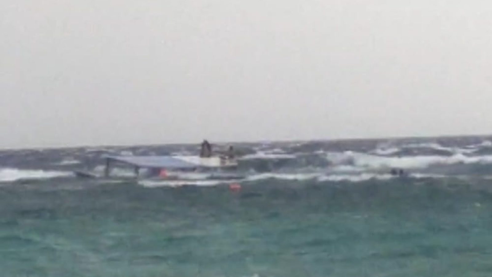 Boat Pengangkut Penyelam Karam di Perairan Gili Trawangan Diterjang Gelombang Pasang