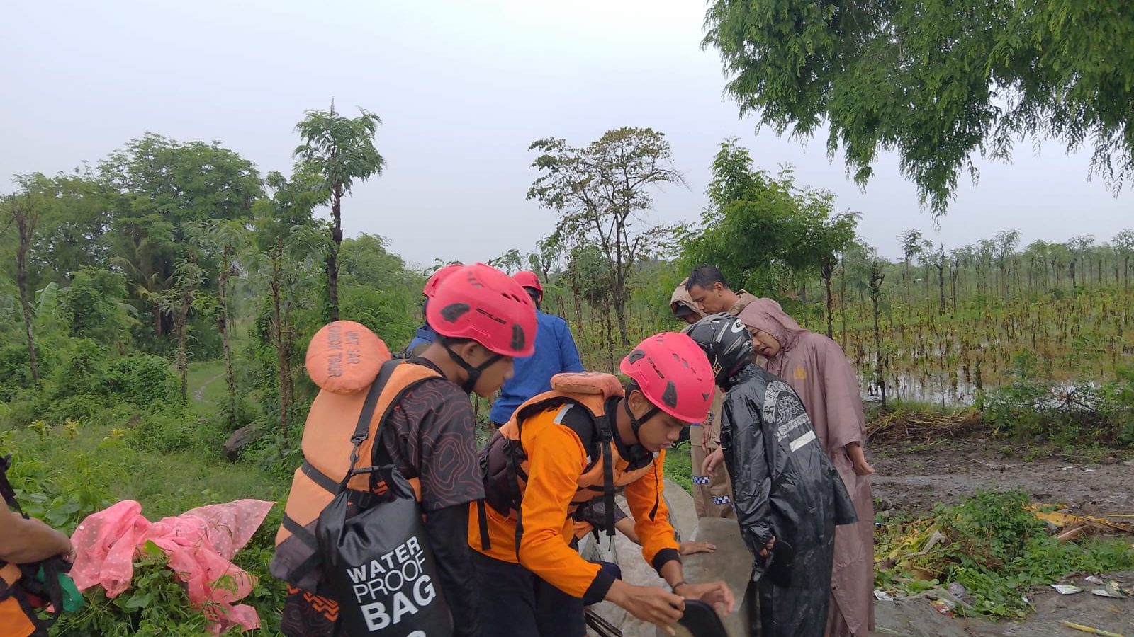 Belum Ditemukan, Bocah 7 Tahun Terseret Arus Saluran Irigasi Keruak