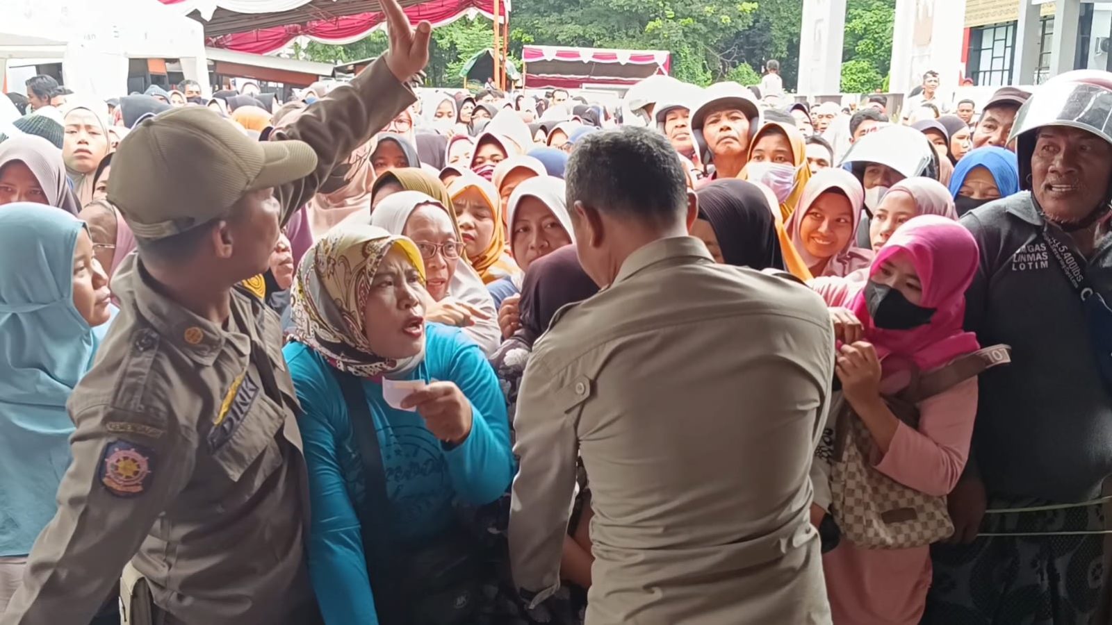 Emak – Emak Padati Pasar Murah Dekranasda Lombok Timur