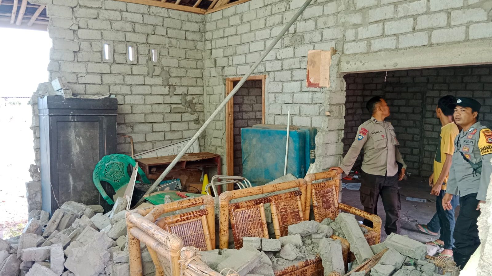 Ruang Guru SD Islam Ujung Betok Jerowaru Ambruk Diterjang Angin Kencang