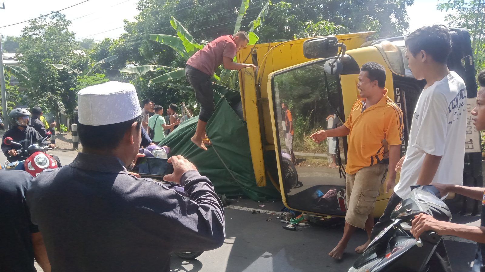 Tak Kuat Menanjak, Truk Bermuatan 8 Ton Garam Oleng