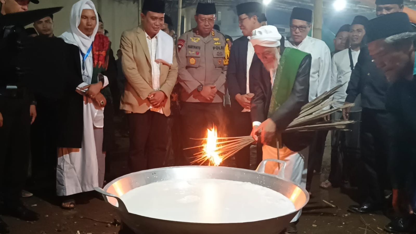 Tradisi Nyeleng Minyak 1000 Hajat di Ponpes Thohir Yasin Lombok Timur