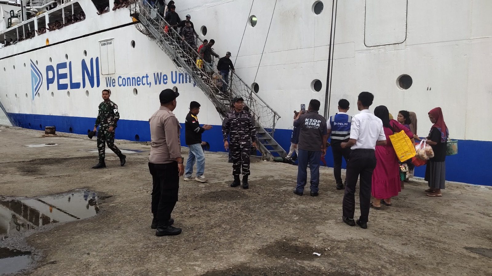 Polsek Kawasan Pelabuhan Laut Bima Amankan Proses Embarkasi dan Debarkasi Kapal KM. BINAIYA