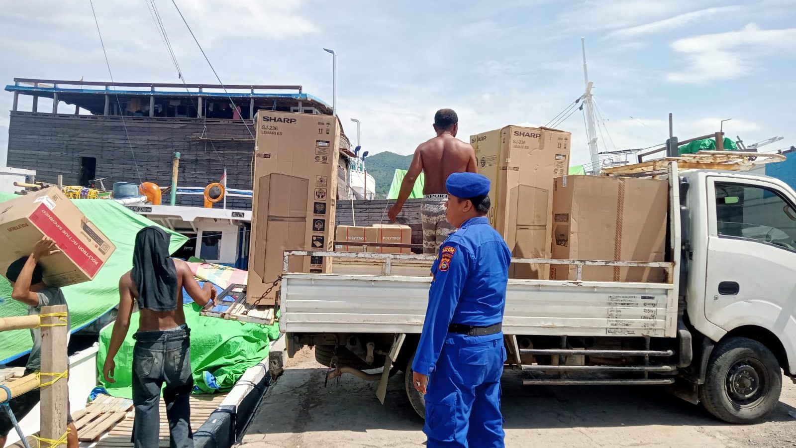 Sat Polairud Polres Bima Kota Patroli Dialogis dengan Buruh Pelabuhan 