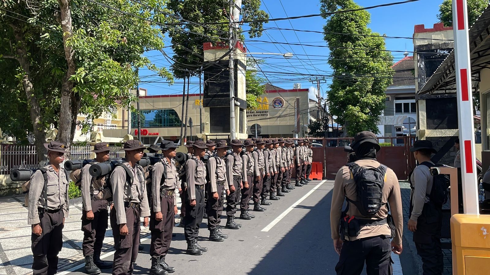 Tradisi Pembaretan Dalmas Polda NTB