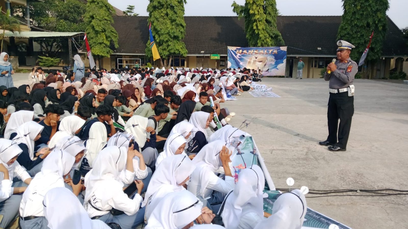 Sat Lantas Polres Loteng Sosialisasikan Aturan Lalu-lintas di Kalangan Pelajar