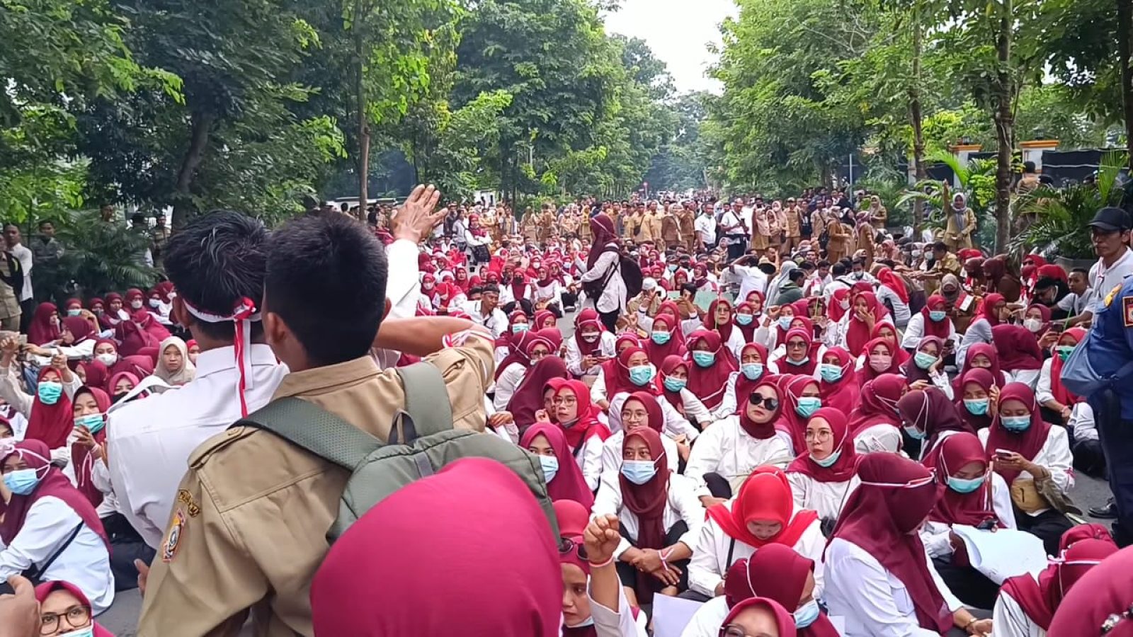Tuntut Jadi PPPK, Ribuan Honorer Demo di Kantor Bupati Lombok Timur, Begini Respon Pj Bupati