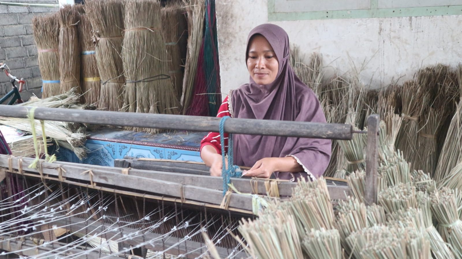 Tikar Mendong Lombok Timur Bertahan di Tengah Gempuran Tikar Pabrikan