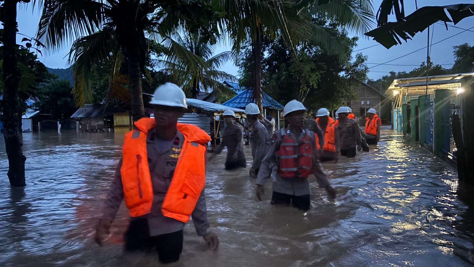 Brimob Batalion C Bima Evakuasi Korban Banjir di Desa Sakuru
