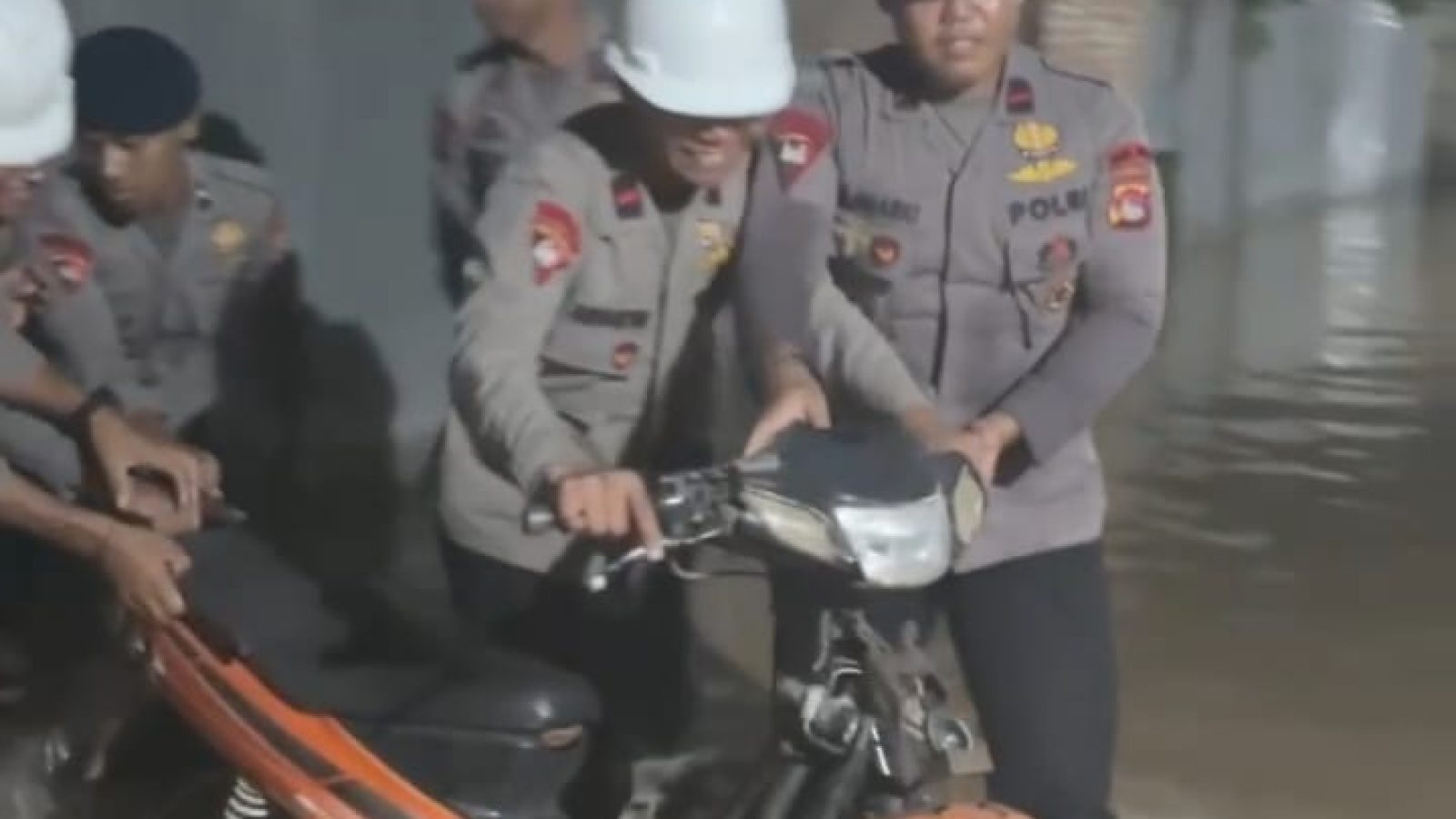 Satbrimob Polda NTB Diterjunkan Bantu Warga Terdampak Banjir di Bima