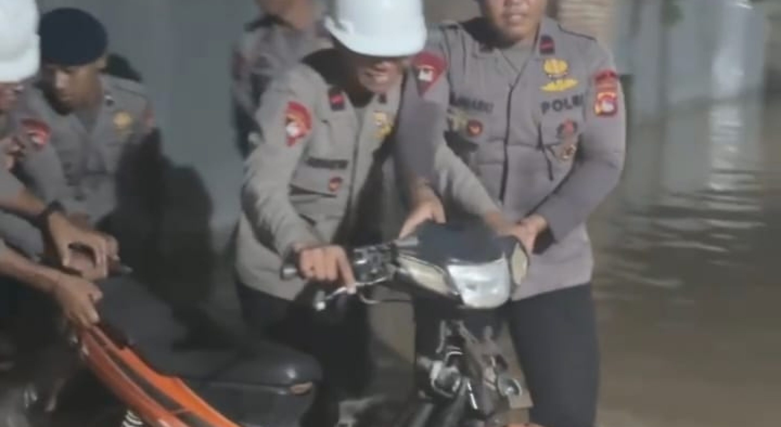 Satbrimob Polda NTB Diterjunkan Bantu Warga Terdampak Banjir di Bima