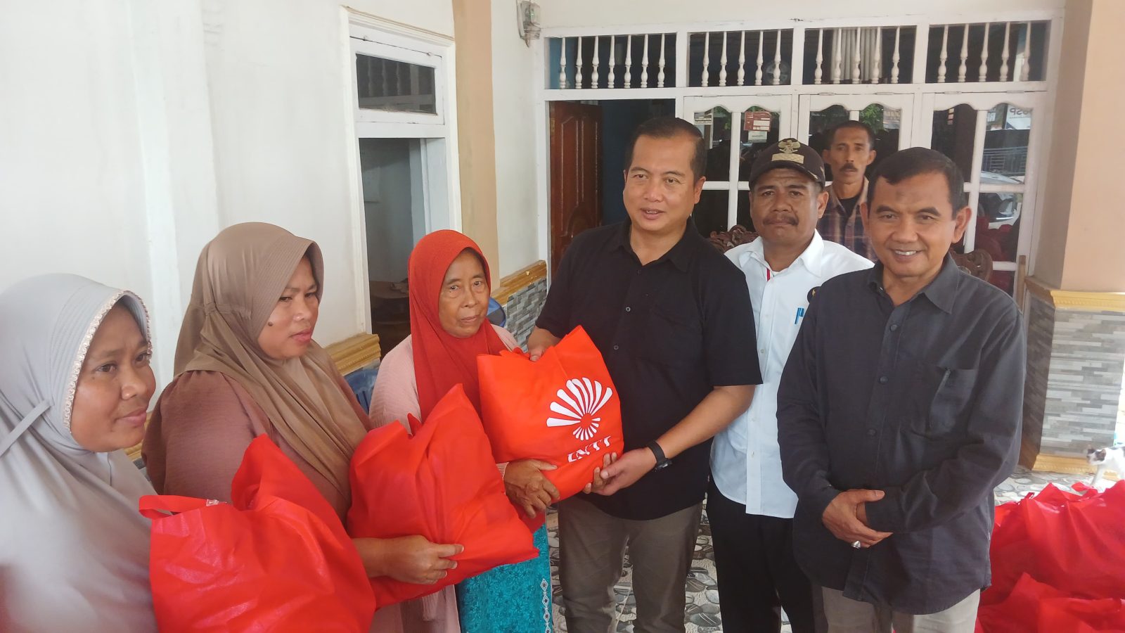 Gandeng INTI NTB, Lalu Iqbal Turun Langsung Bantu Korban Banjir Sumbawa