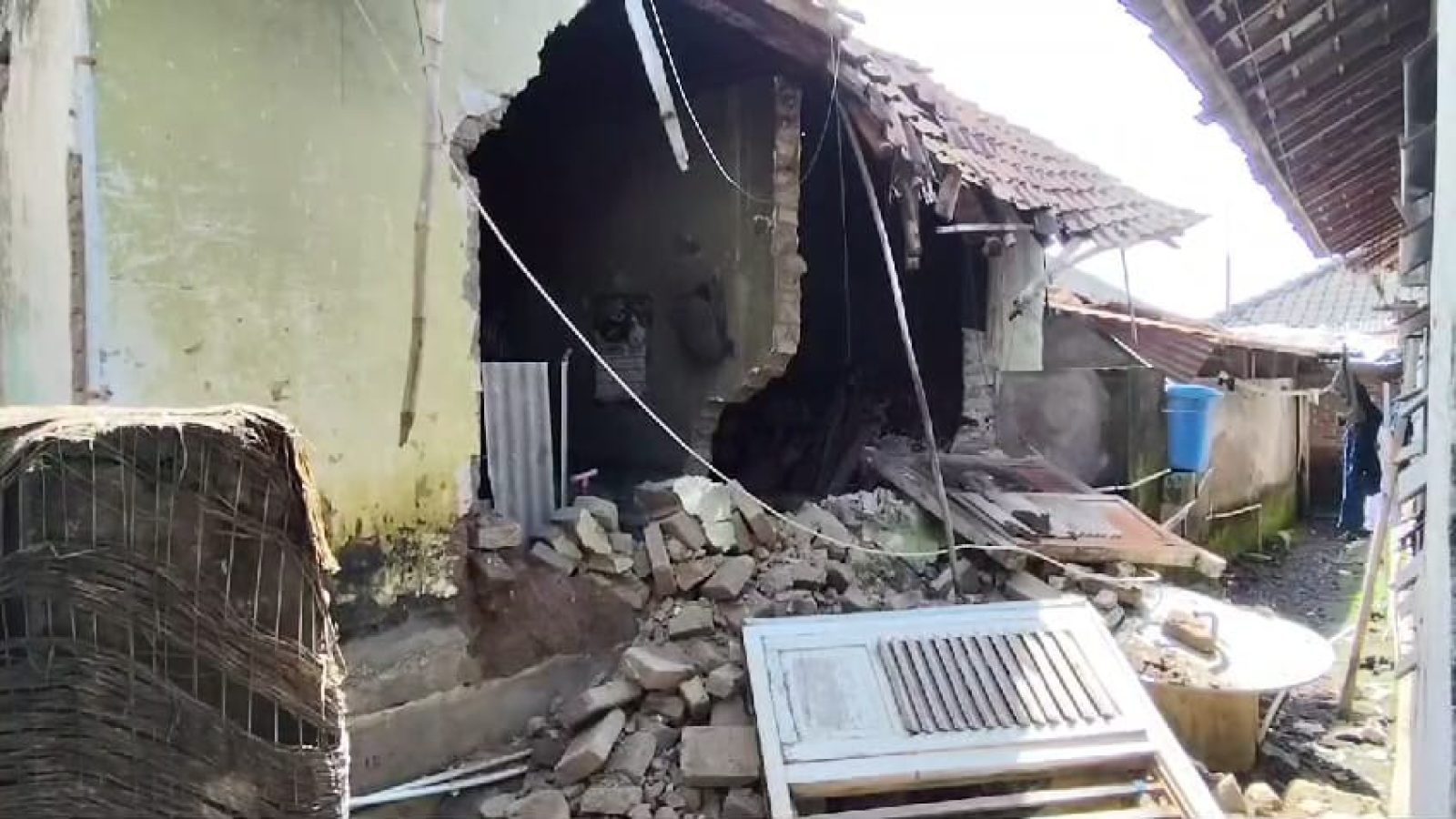 Rumah Warga Lendang Nangka Roboh Diguyur Hujan Lebat