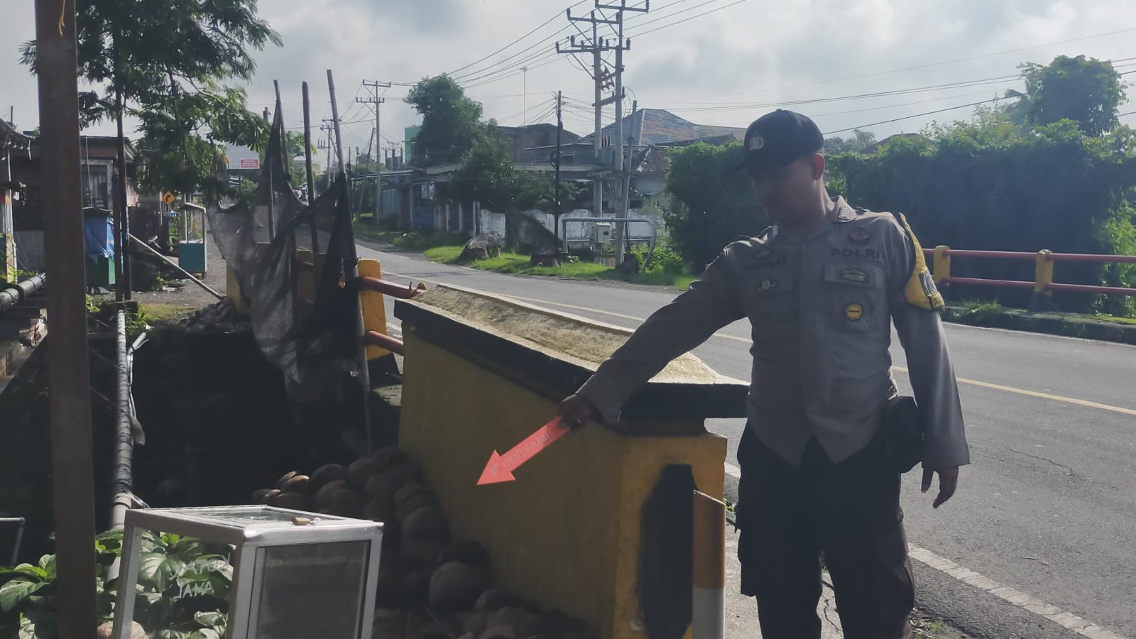 Curi Uang Kotak Amal Masjid, Pelaku Terekam CCTV