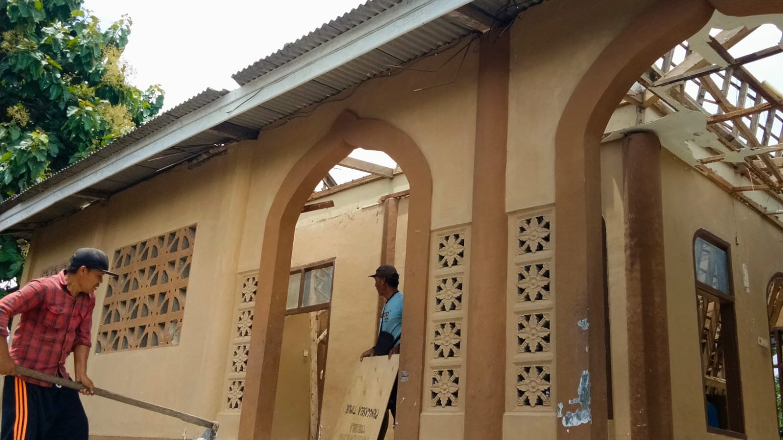 Masjid di Desa Pringgasela Ambruk Diterjang Angin Kencang