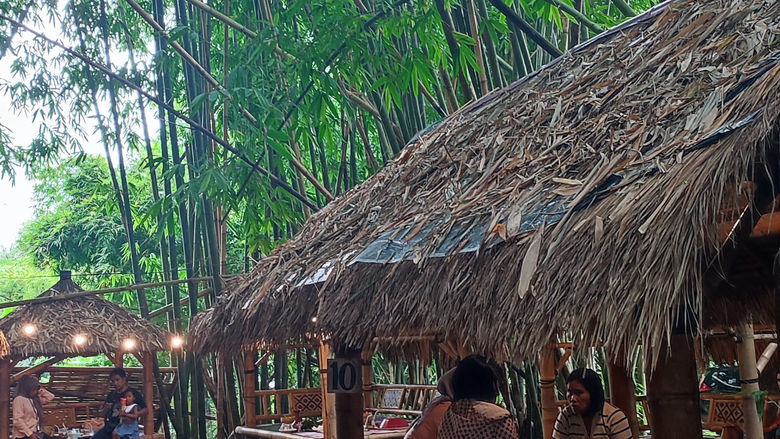 Bisa Habiskan Ratusan Ekor Ayam, Lesehan di Lombok Tengah Ini Sajikan Menu Khas