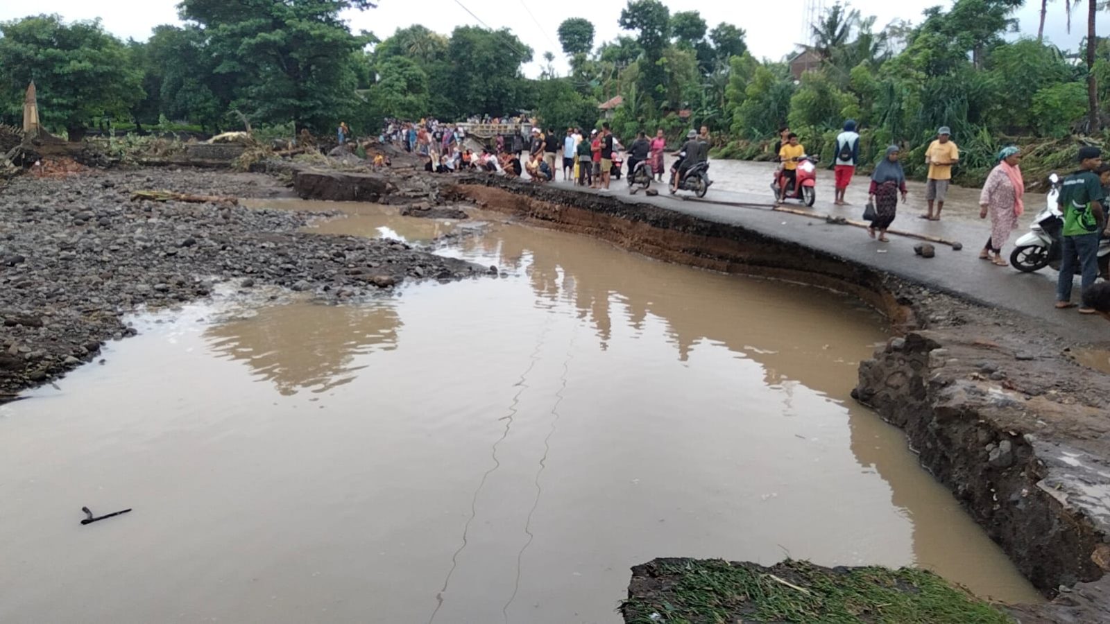 Tim Gabungan Terus Melakukan Pencarian  Korban Banjir Bandang Wera Bima