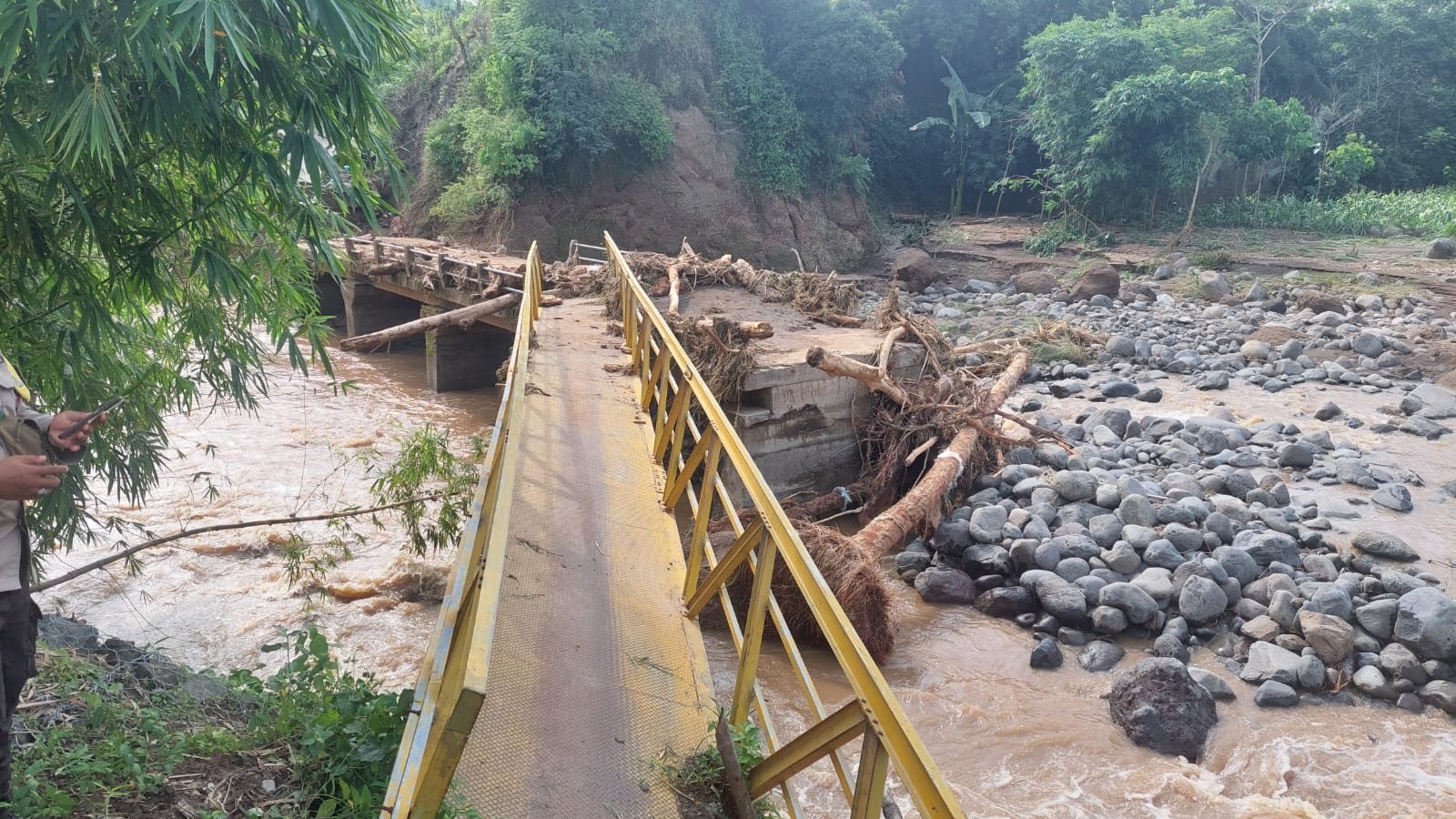 Jembatan Penghubung Gumantar-Selengan Putus Diterjang Banjir