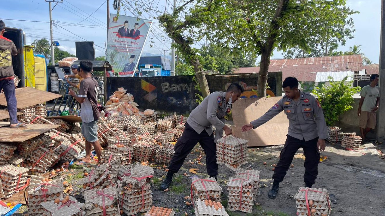 Ratusan Ribu Butir Telur Berceceran di Jalan Wirangbaya Lenek