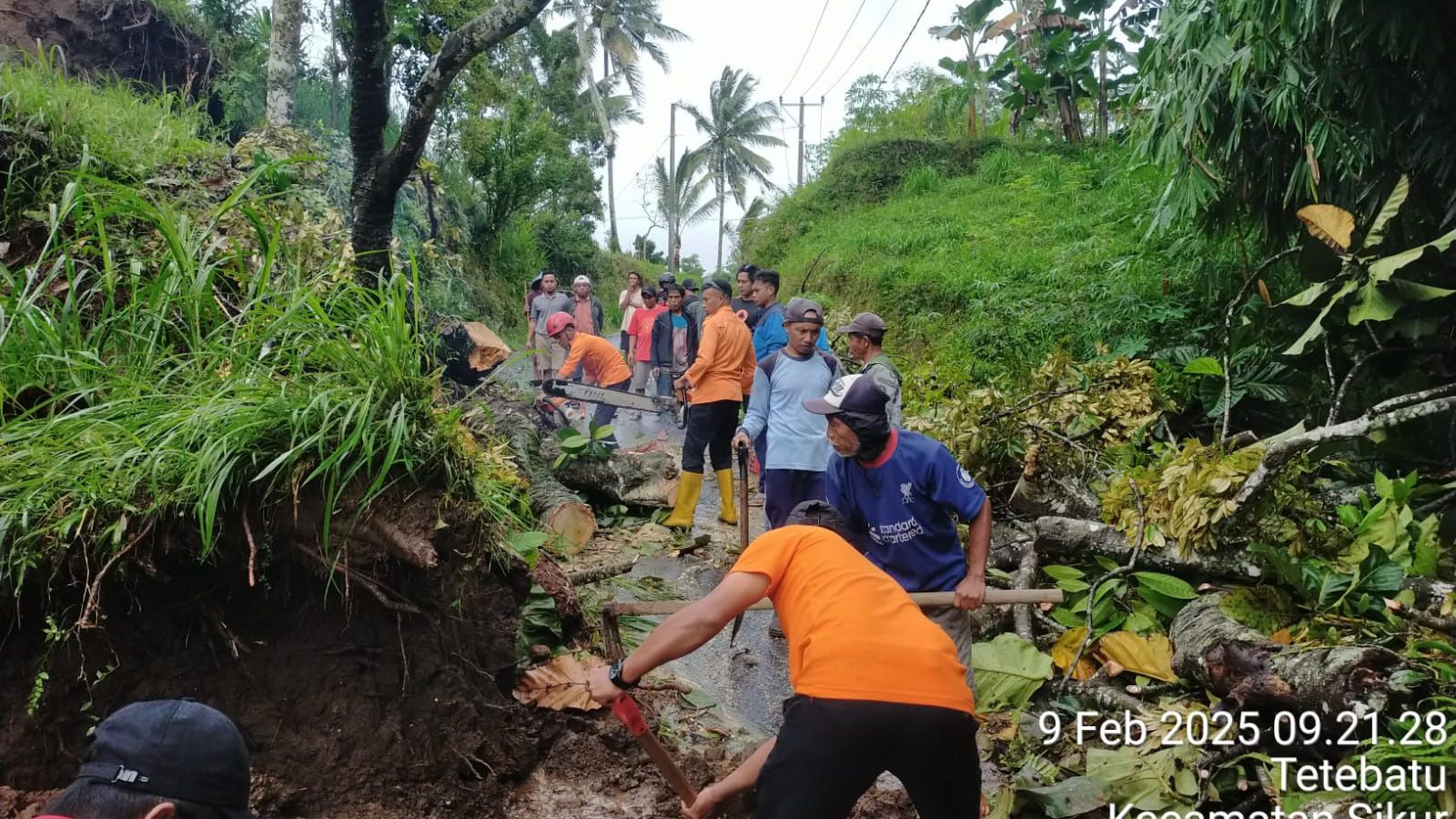 Hujan Lebat dan Angin Kencang Akibatkan Longsor di Tete Batu Selatan