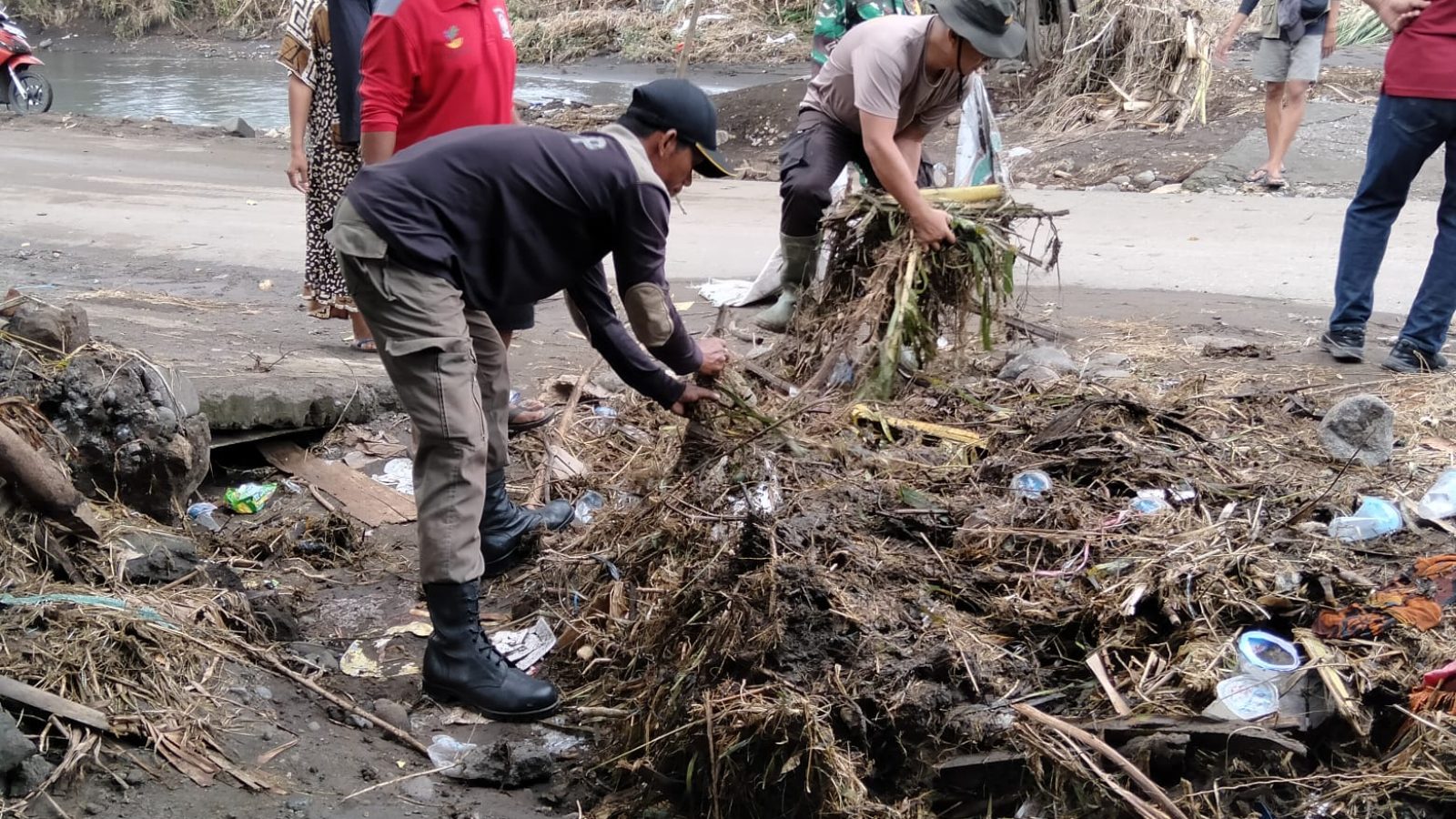 Tim Gabungan dan Warga Gotong-Royong Bersihkan Sisa Banjir di Wera