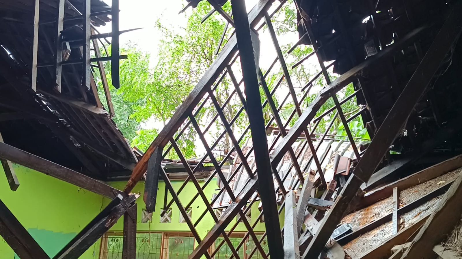 Atap SDN 1 Gereneng Ambruk Diterjang Angin Kencang