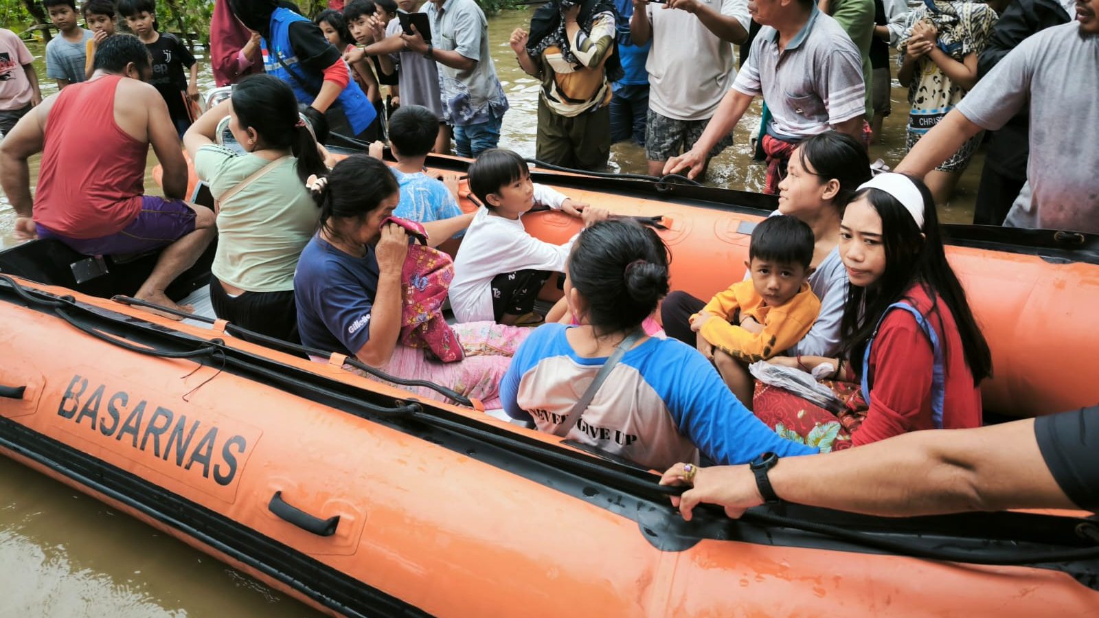 Banjir Melanda Desa Karang Bongkot, Puluhan Warga Dievakuasi