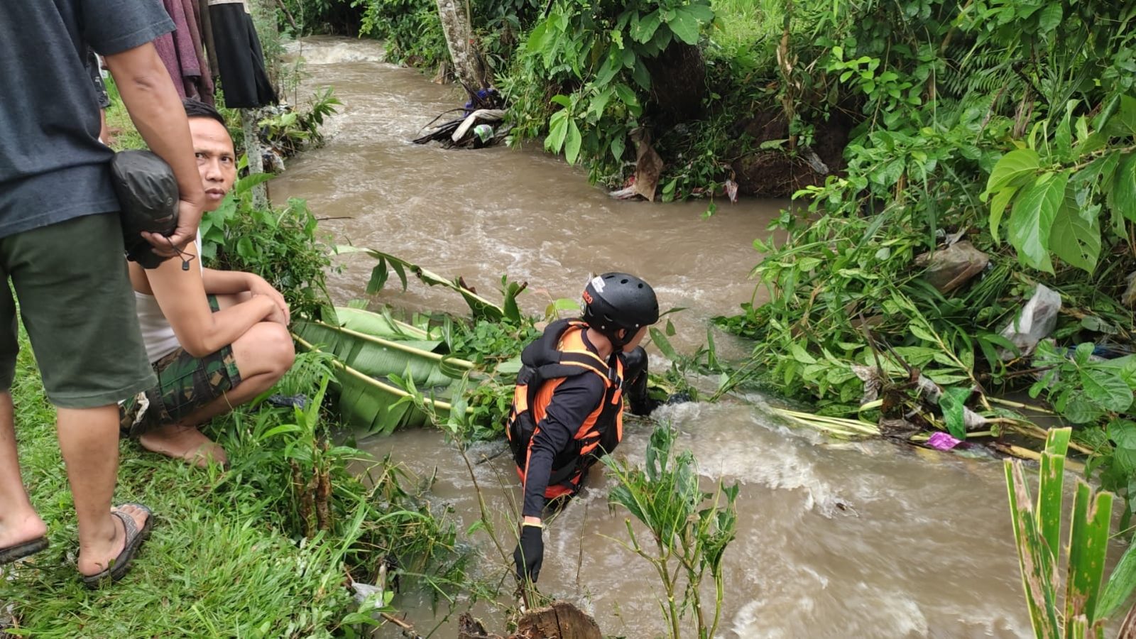 Tim SAR Mataram Cari Remaja Hilang Terseret Arus Banjir