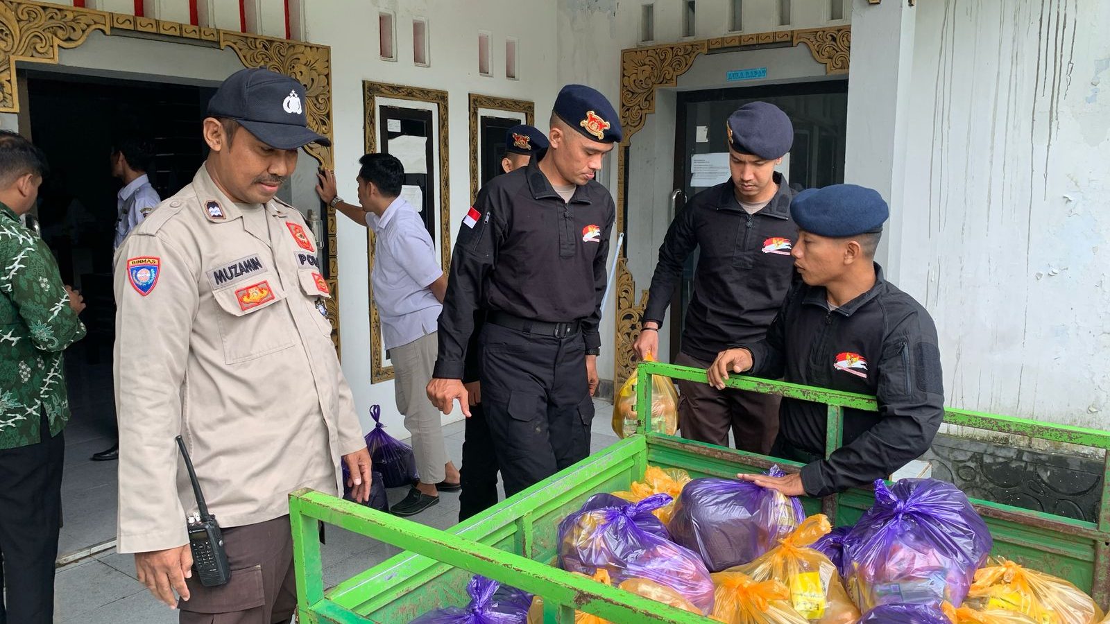 Satbrimob Polda NTB Salurkan Sembako bagi Korban Banjir di Lombok Barat