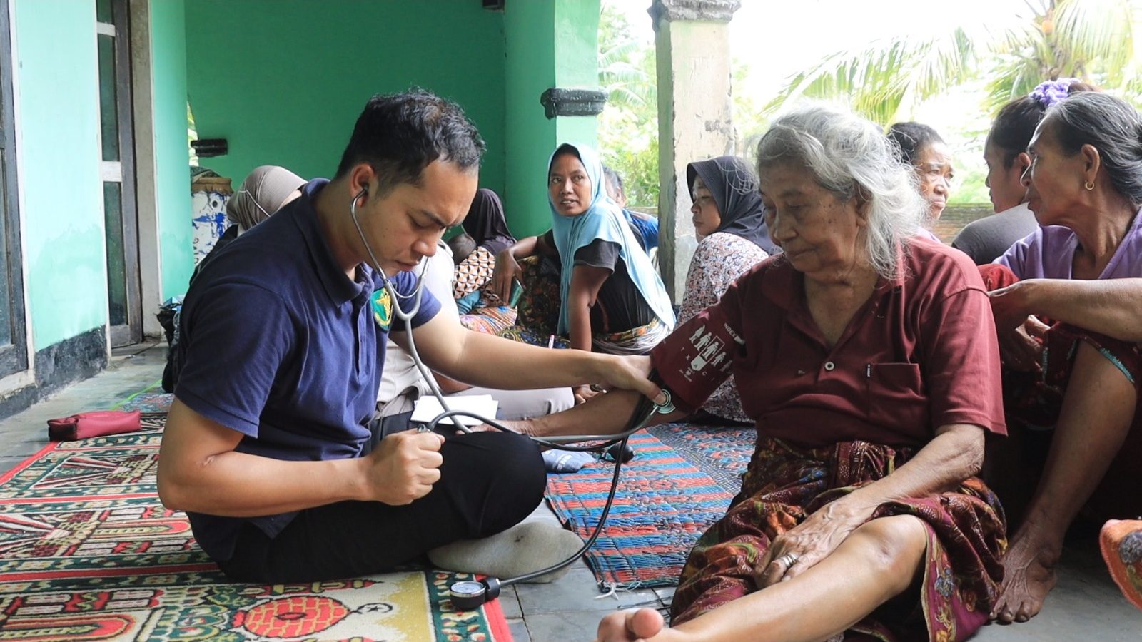 Polres Loteng Salurkan Bansos bagi Warga Terdampak Banjir di Pujut