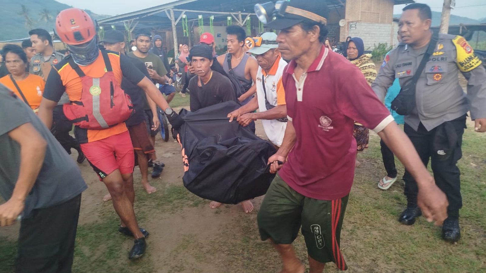 Polres Loteng Bersama Basarnas Evakuasi Mayat di Pantai Are Guling.