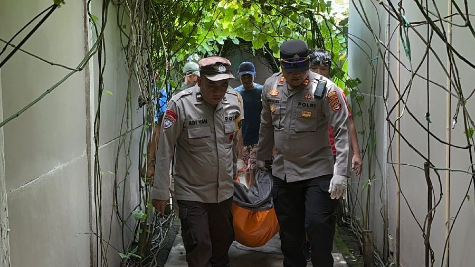 Polsek Pemenang Lakukan Olah TKP Penemuan Mayat WNA