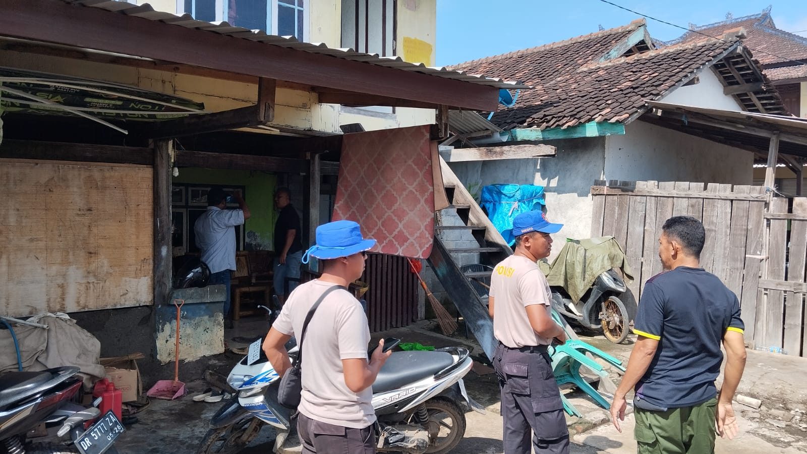 Seorang Perempuan Tewas Tergeletak Di Samping Motornya, Diduga Korban Pembunuhan