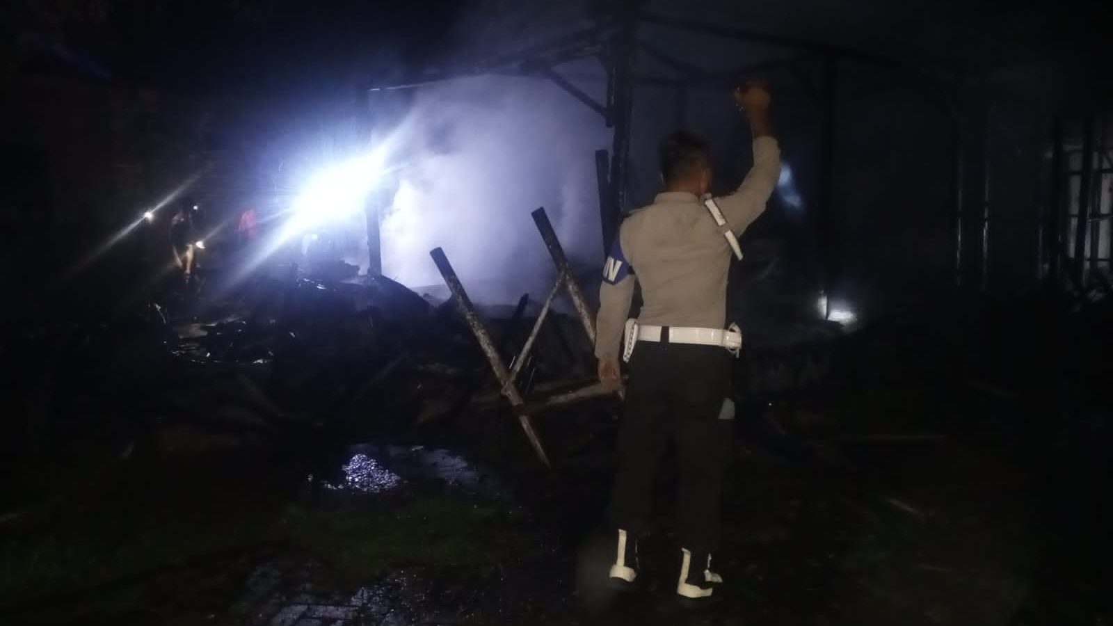 Bakar Kayu Di Dapur, Rumah Warga Radang Ludes Terbakar