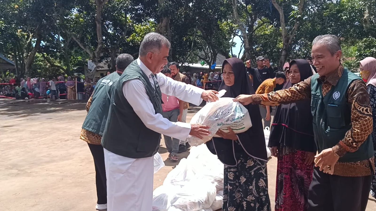 Liga Muslim Dunia Tebar 700 Paket Sembako di Lombok