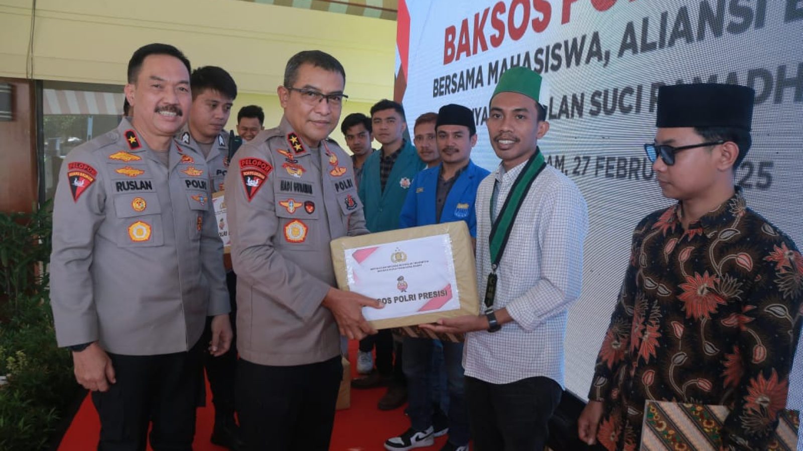 Bakti Sosial Polda NTB Bersama Mahasiswa, Tebar Ribuan Paket Sembako Jelang Ramadhan