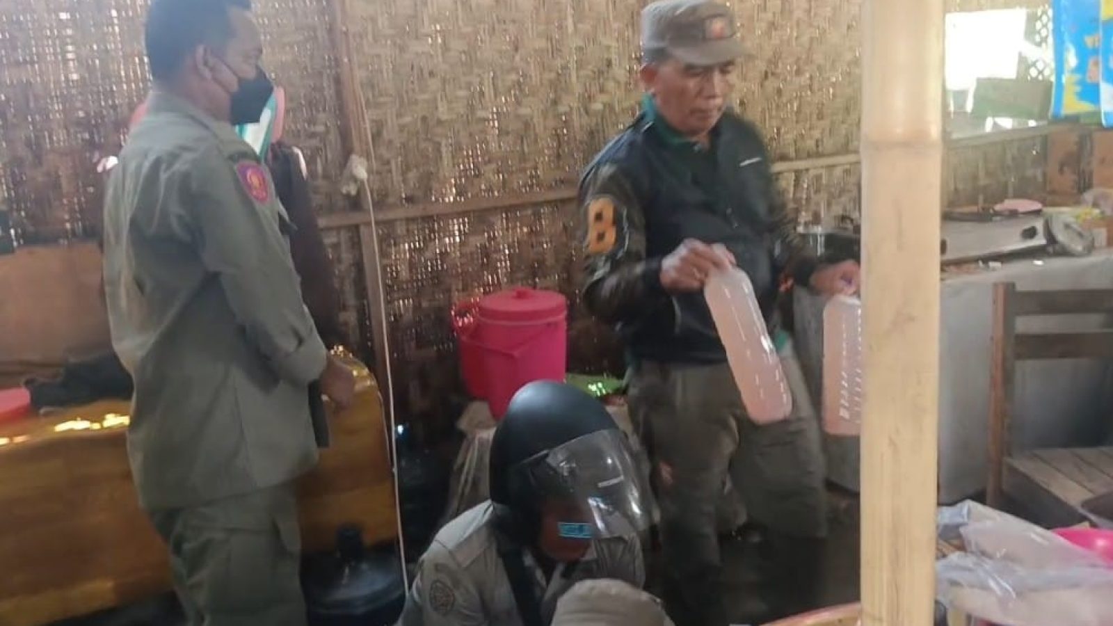 PolPP Sita Miras di Warung Kawasan Pantai Labuhan Haji