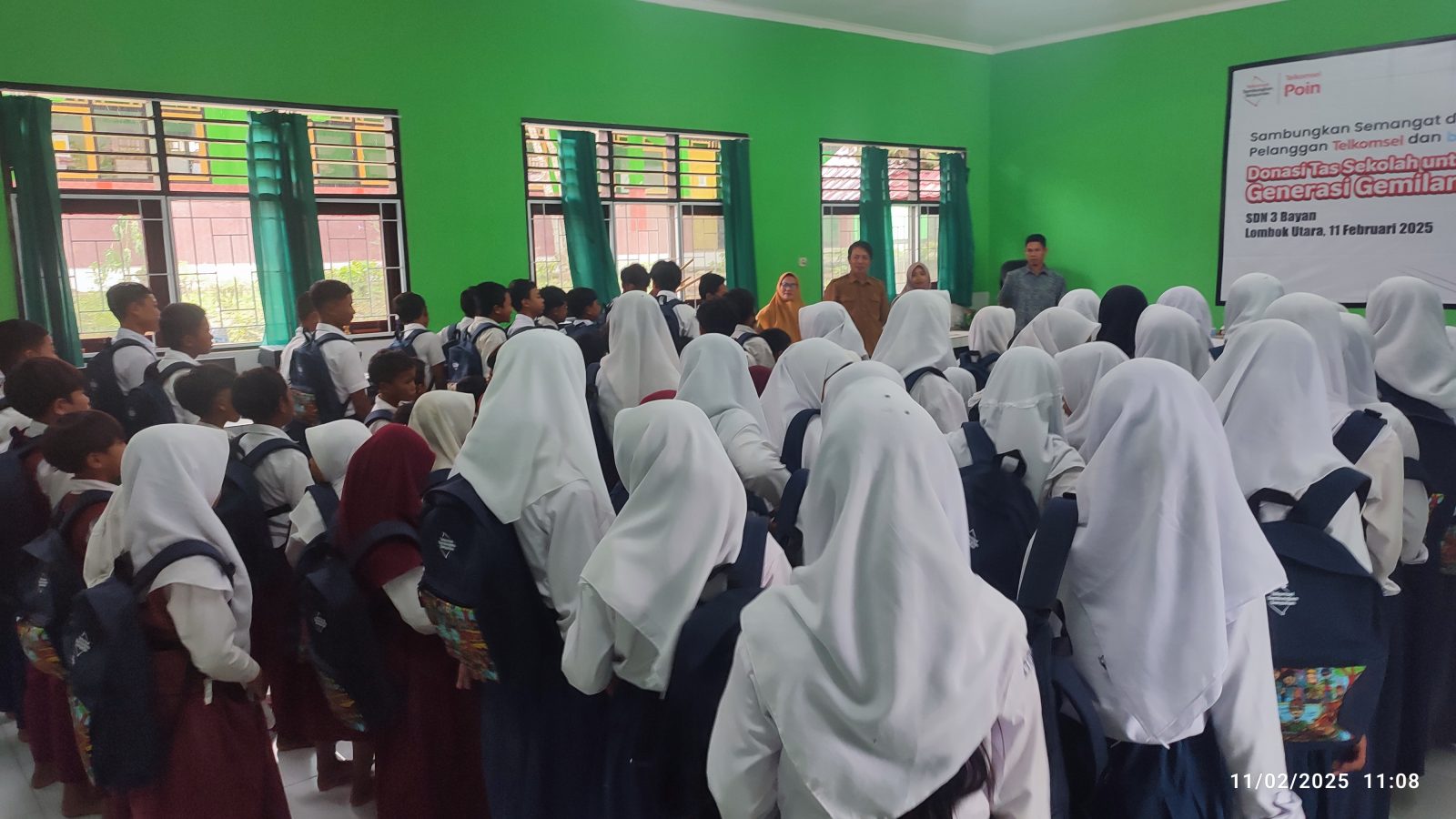Kampanye Akhiri Perkawinan Anak, Telkomsel Bagikan 100 Tas bagi Siswa di Desa Bayan