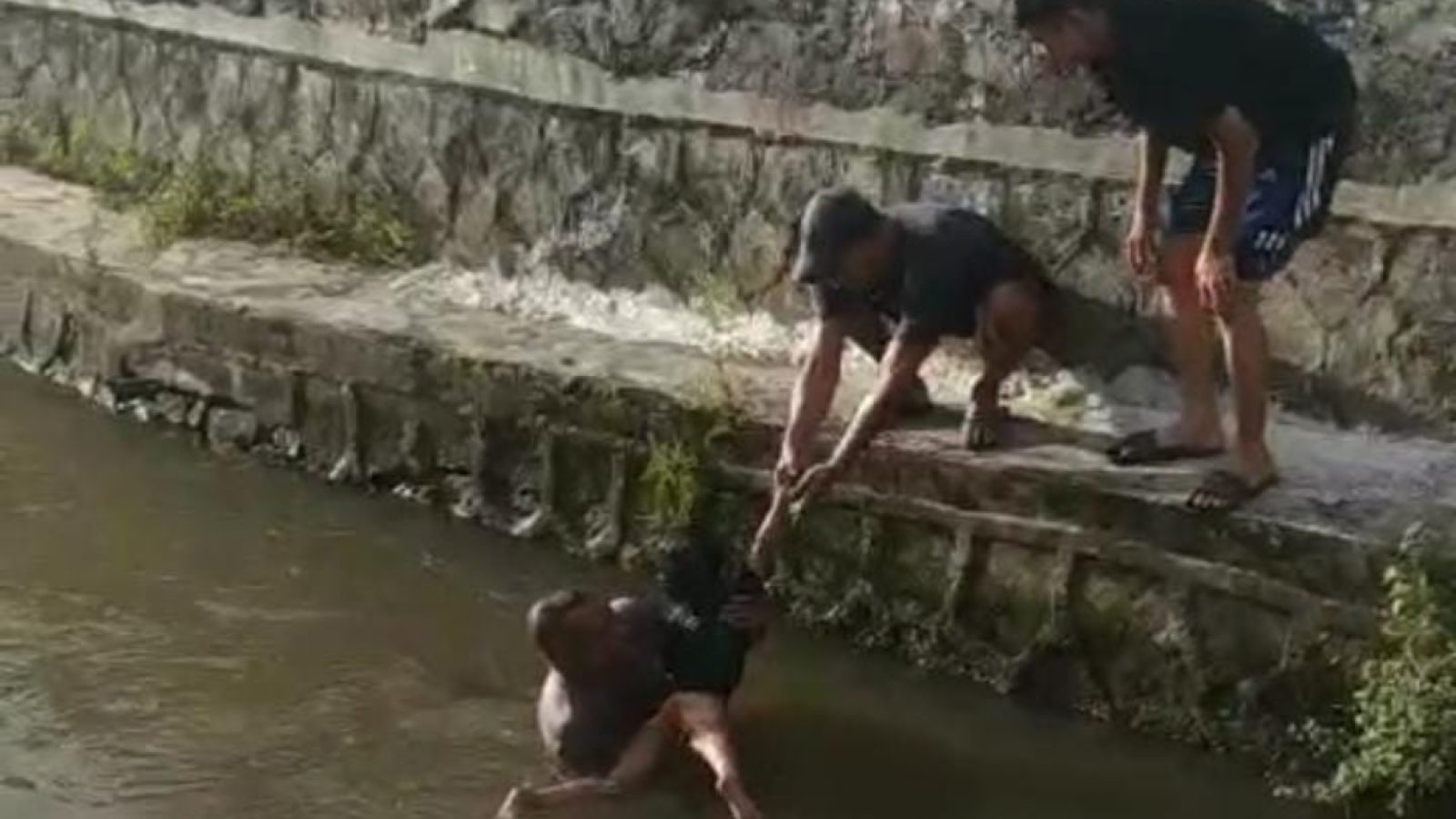 Aksi Heroik Bripka Dahlan Syamsudin Terjun ke Sungai Selamatkan Anak Tenggelam