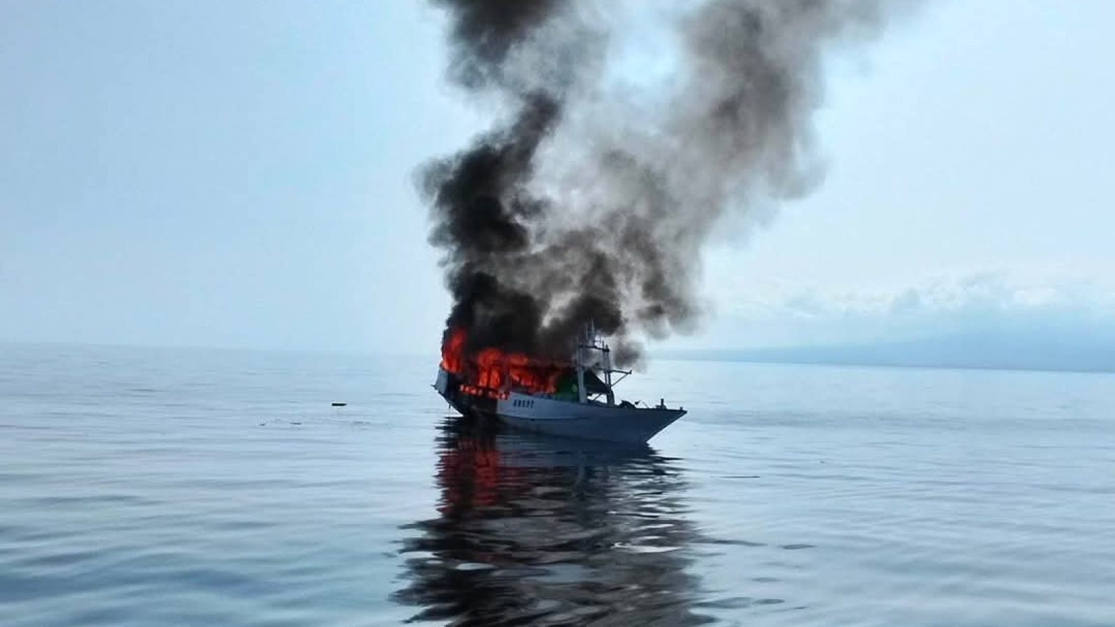Tim Gabungan Evakuasi Korban Kebakaran Kapal di Gili Meno