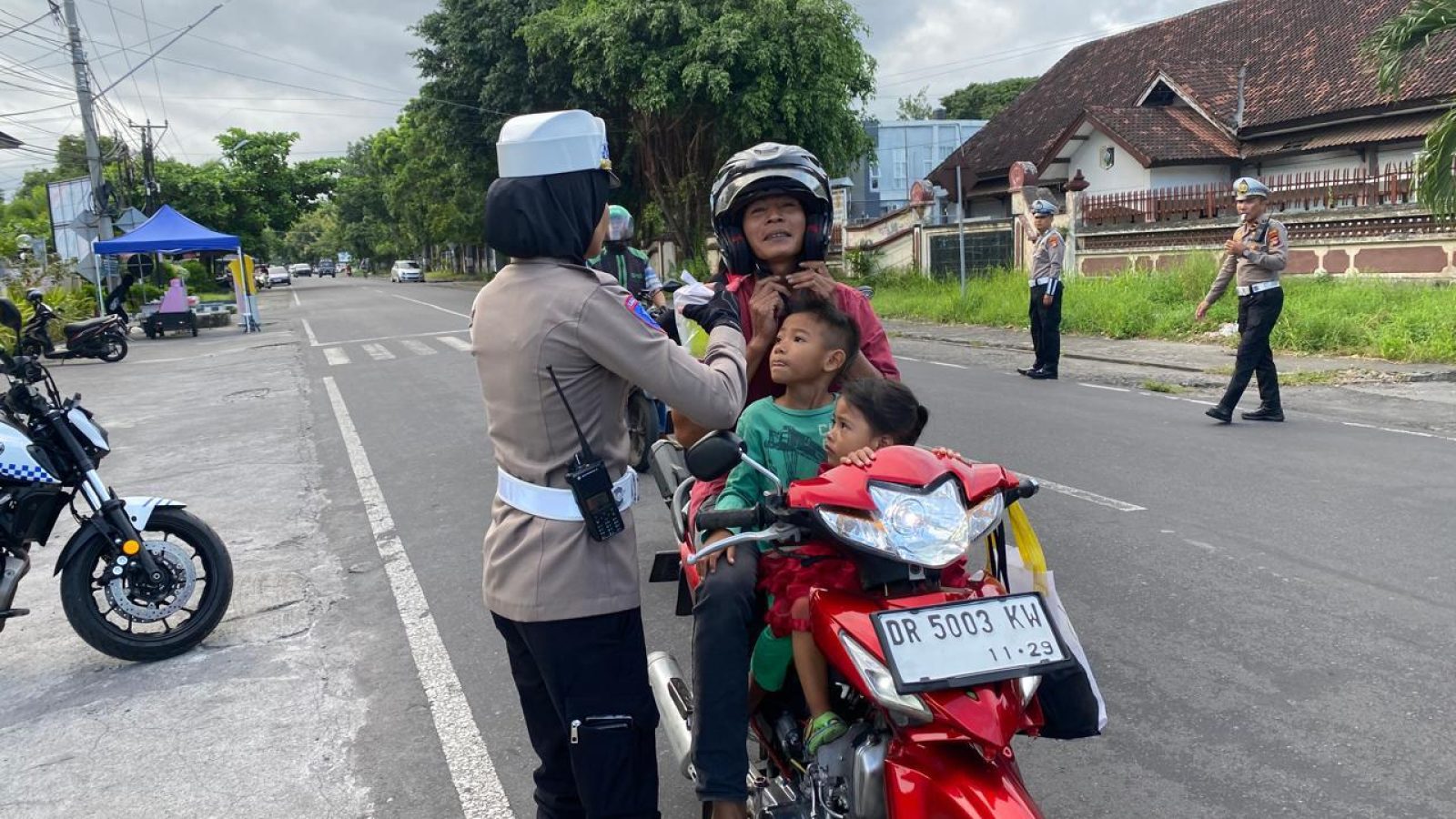 Dikira Razia, Pengendara Ini Sumringah Dapat Takjil Gratis dari Polisi