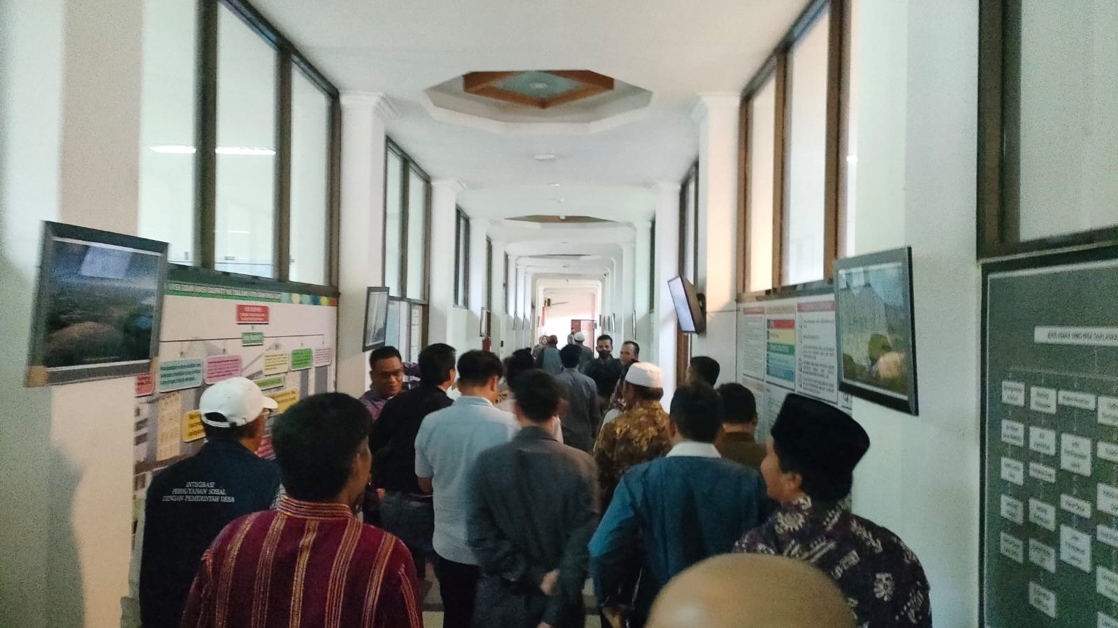 Gegara Gaji Belum Cair 2 Bulan, Puluhan Kades Geruduk Kantor Bupati Lombok Timur