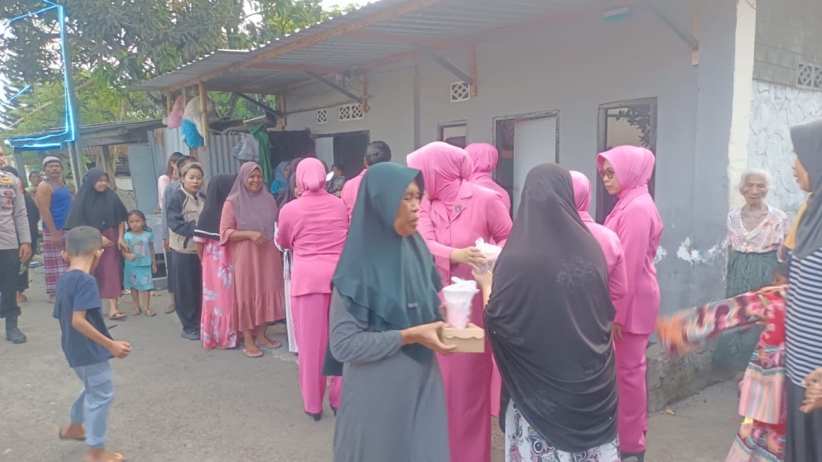 Polsek Terara dan Bhayangkari Berbagi Takjil Ke Warga Sekitar