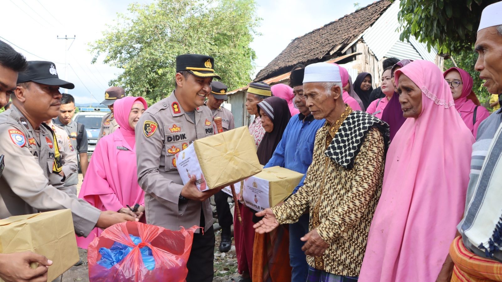 Kapolres Bima Kota Bagikan Baksos dan Bakti Kesehatan kepada Lansia di Wera