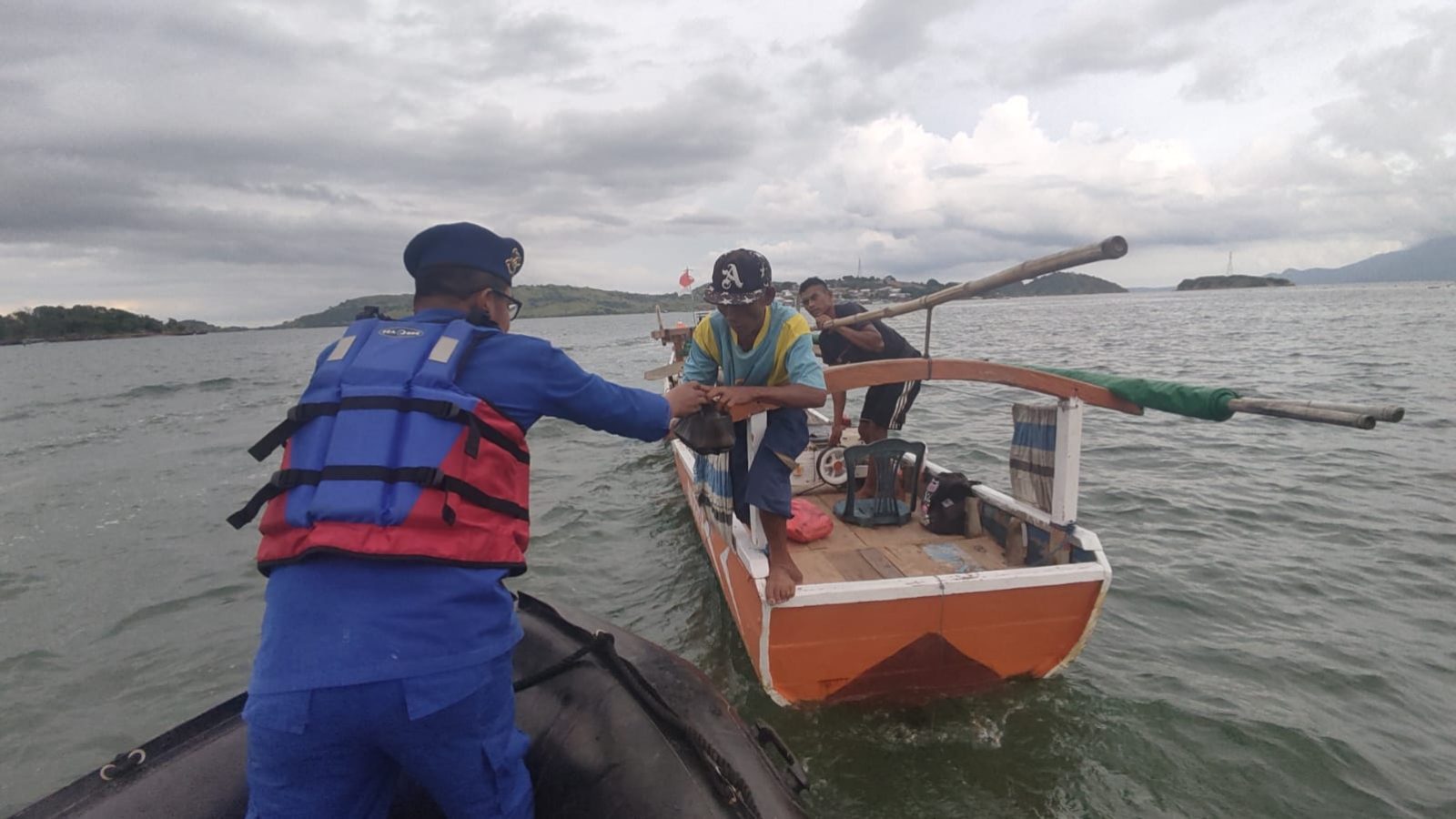 Dit Polairud Polda NTB Bagikan Takjil ke Nelayan di Perairan Sape