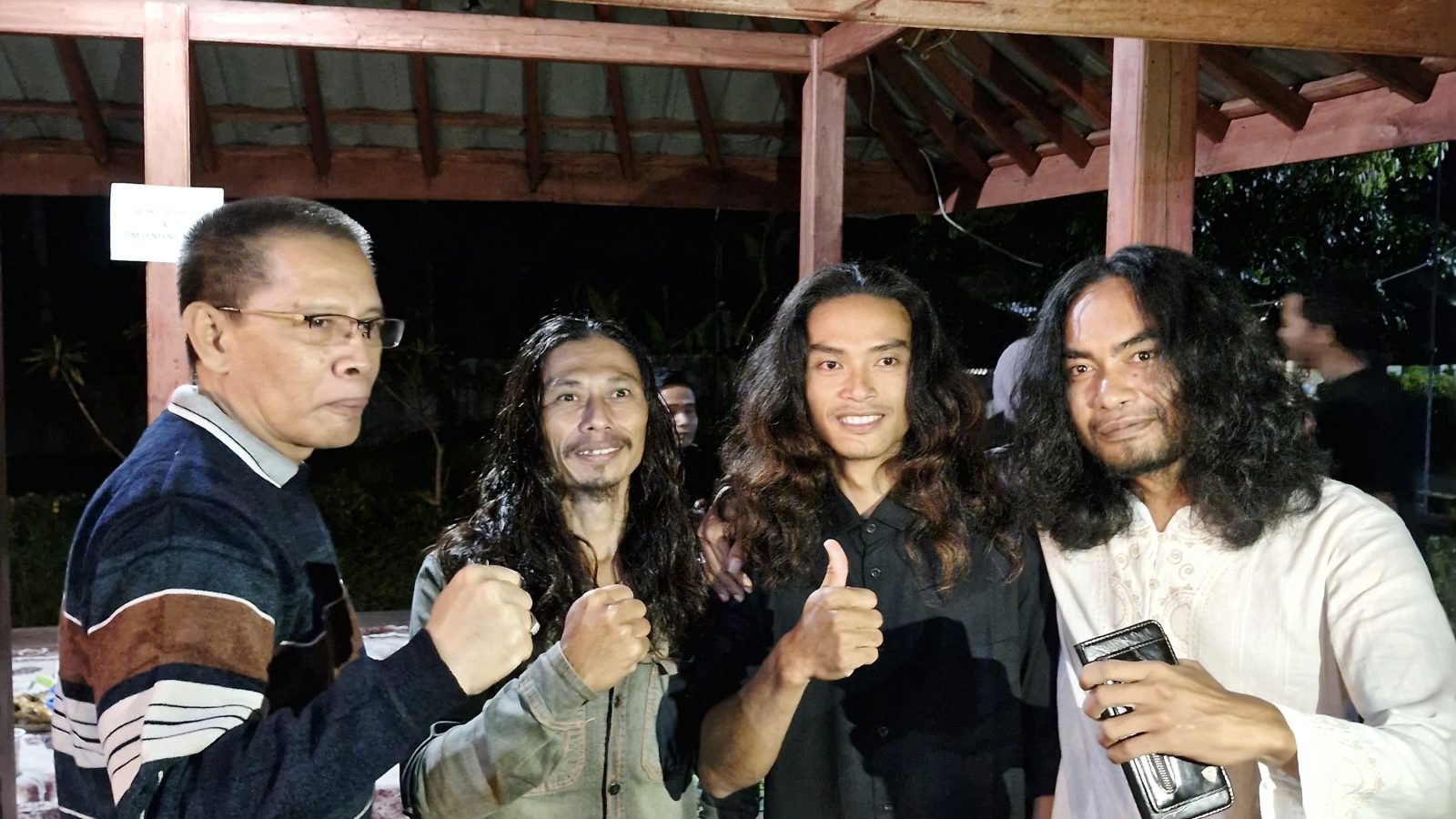 Wabup Lotim Edwin Hadiwijaya Bukber Bersama Artis Film Seher, Beri Apresiasi