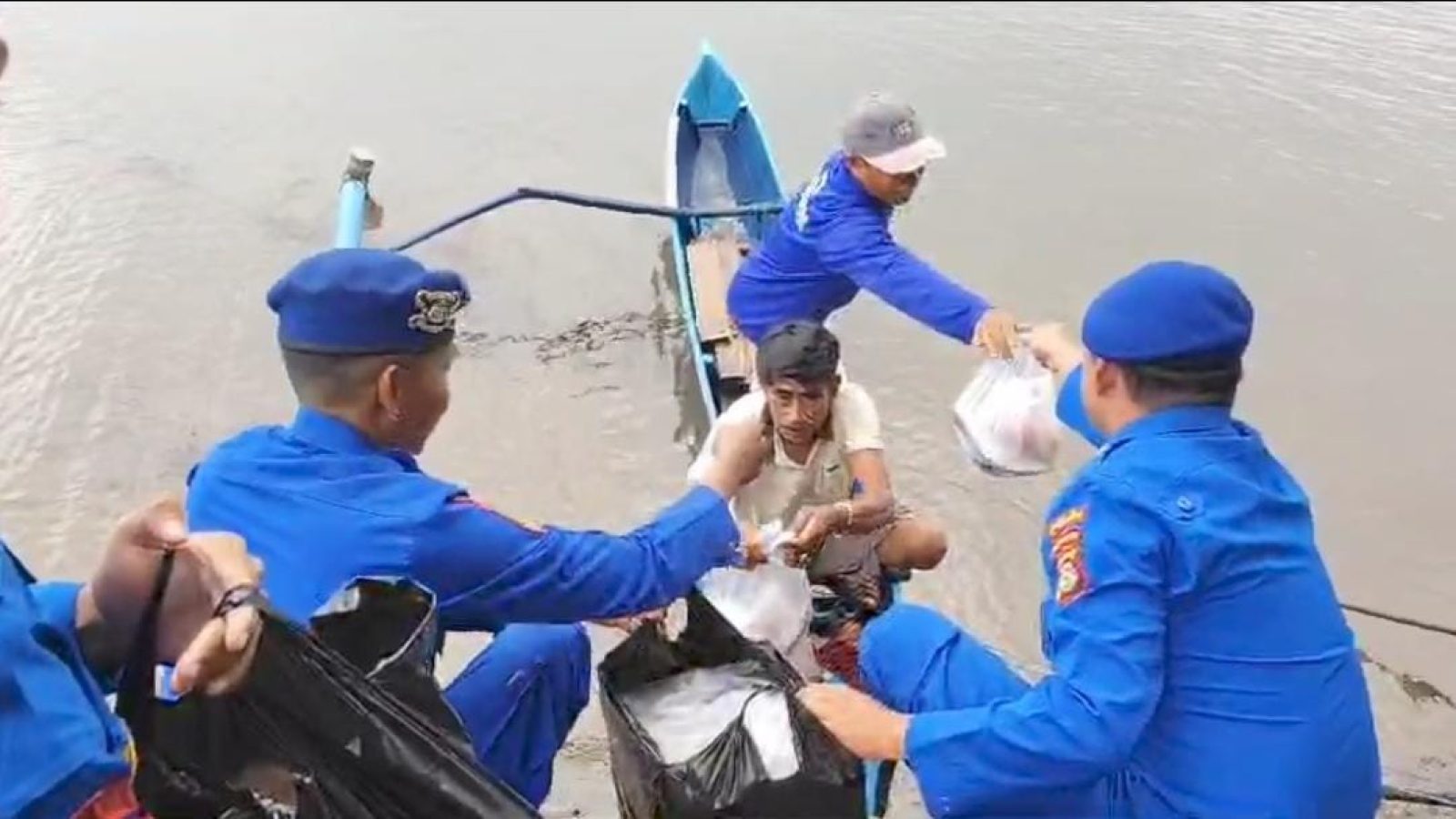 Polairud Polda NTB Berbagi Takjil kepada Nelayan
