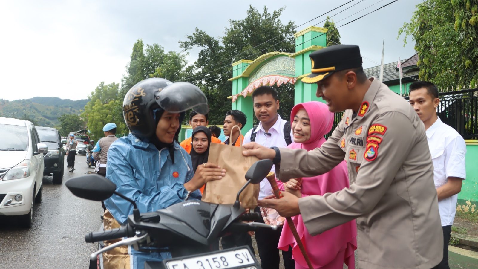 Kapolres Bima Kota Berbagi Takjil dengan Masyarakat